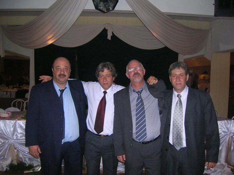 Hugo y Gustavo entre sus amigos Gabriel Szusterman y José Luis Cunio. 