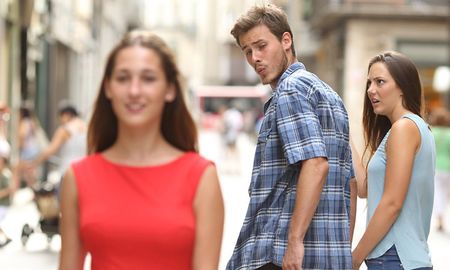 Un usuario de Twitter logró, con solamente 8 fotos y nada de texto, dar a entender qué pasó finalmente con el joven, su novia y la chica con la que se cruzaron. Un usuario de Twitter logró, con solamente 8 fotos y nada de texto, dar a entender qué pasó finalmente con el joven, su novia y la chica con la que se cruzaron.