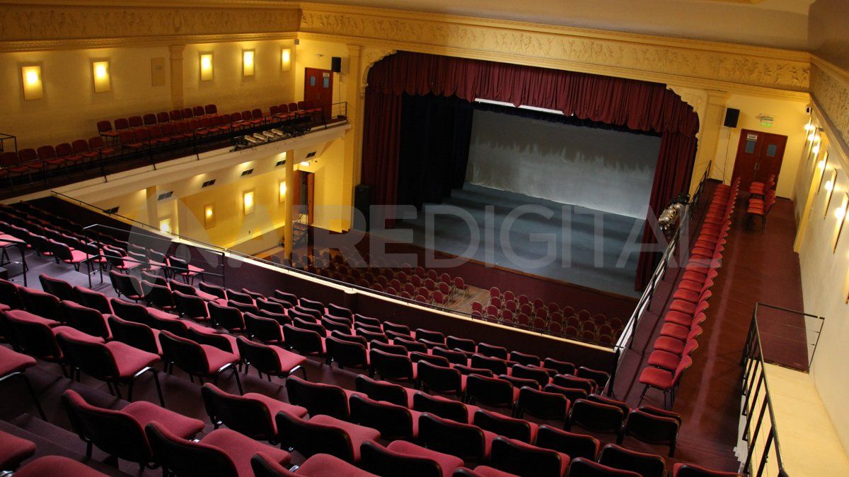 La sala permanecerá con iluminación tenue, el volumen del show será moderado.