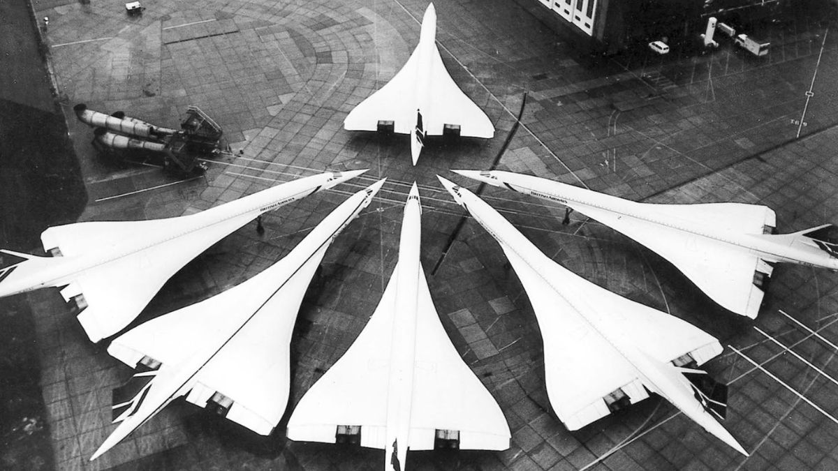 El 21 de enero de 1986 y, en el aeropuerto de Heathrow, Londres, se tomó esta foto de la flota de los Concorde de British Airways. La singular imagen se ideó para conmemorar los diez años de servicio del avión, cuyos vuelos comerciales regulares comenzaron en 1976. El 21 de enero de 1986 y, en el aeropuerto de Heathrow, Londres, se tomó esta foto de la flota de los Concorde de British Airways. La singular imagen se ideó para conmemorar los diez años de servicio del avión, cuyos vuelos comerciales regulares comenzaron en 1976.
