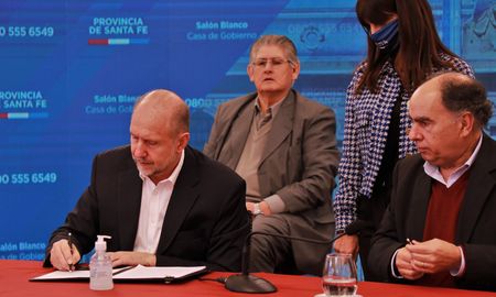 El gobernador de Santa Fe firma un convenio para asistir a las micro y pymes en este contexto de pandemia. El gobernador de Santa Fe firma un convenio para asistir a las micro y pymes en este contexto de pandemia.