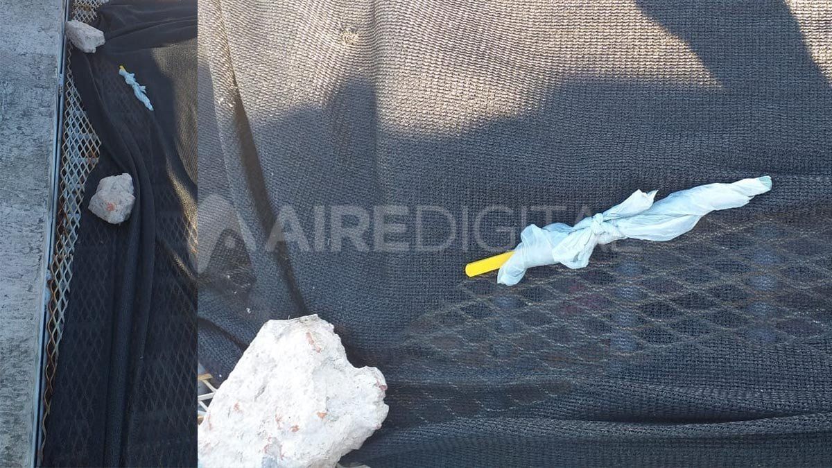 La bolsa con las cuatro sierras halladas sobre el enrejado de seguridad