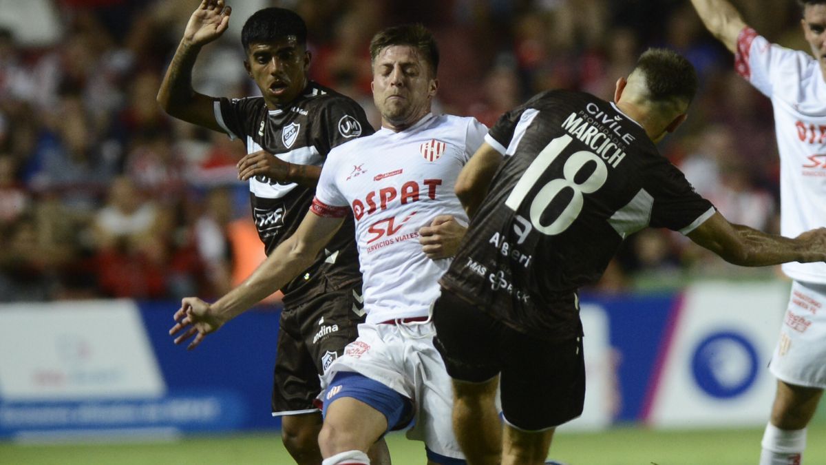 Federico Vera apretado por los mediocampistas del calamar.