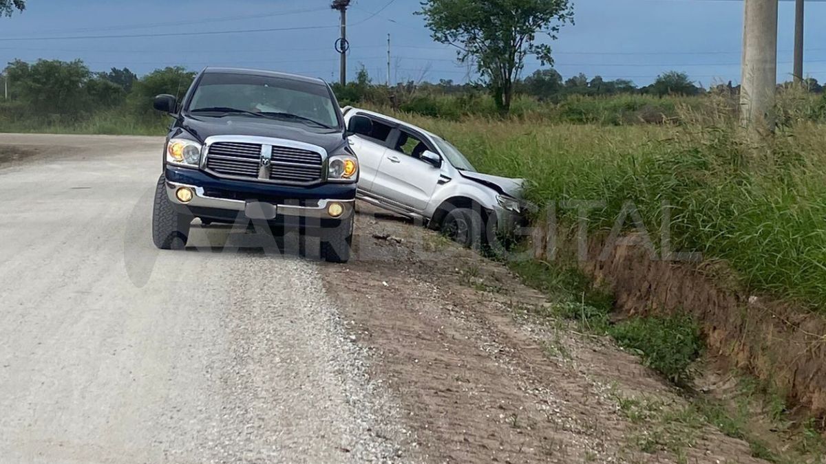 La camioneta sufrió daños materiales, sobre todo en su tren delantero. La camioneta sufrió daños materiales, sobre todo en su tren delantero.