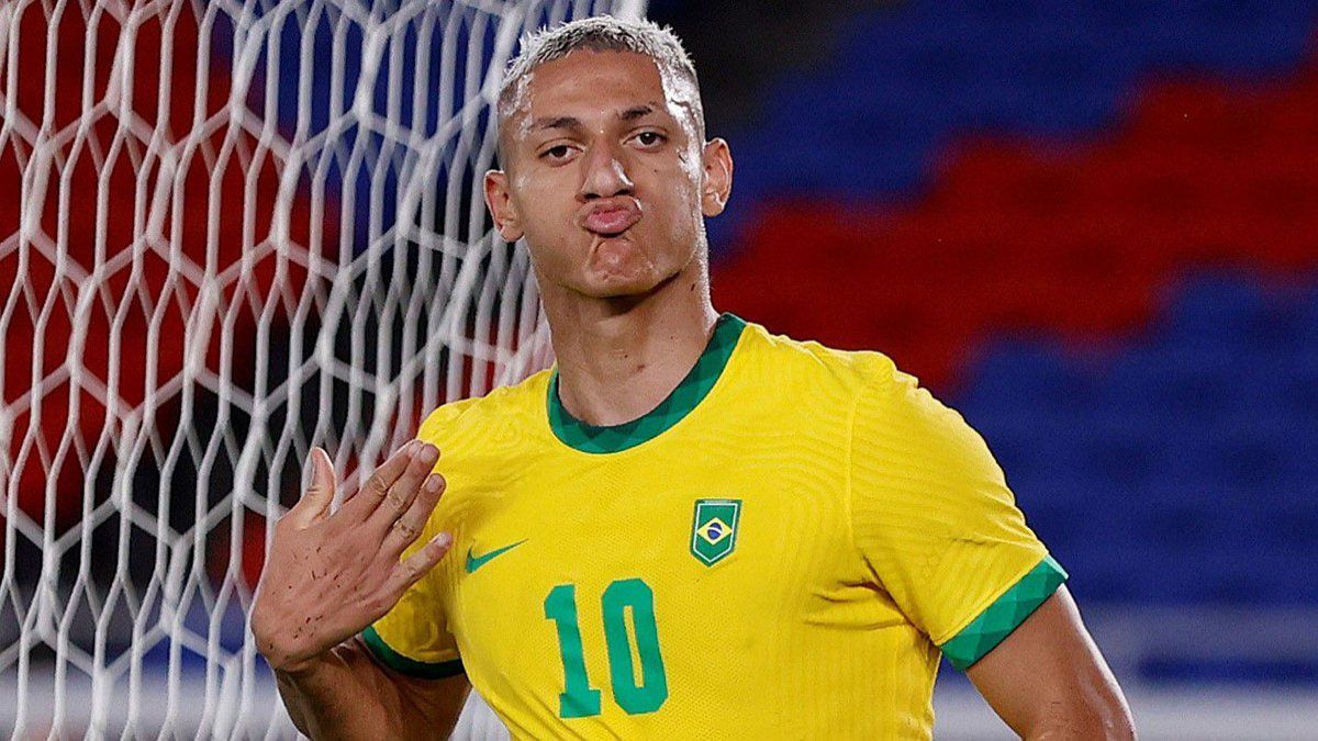 El brasileño Richarlison será compañero de Cuti Romero en Tottenham de Inglaterra