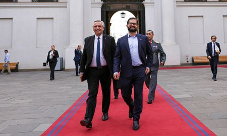 El encuentro de los mandatarios se llevó a cabo en el Palacio de la Moneda, en Santiago de Chile. El encuentro de los mandatarios se llevó a cabo en el Palacio de la Moneda, en Santiago de Chile.