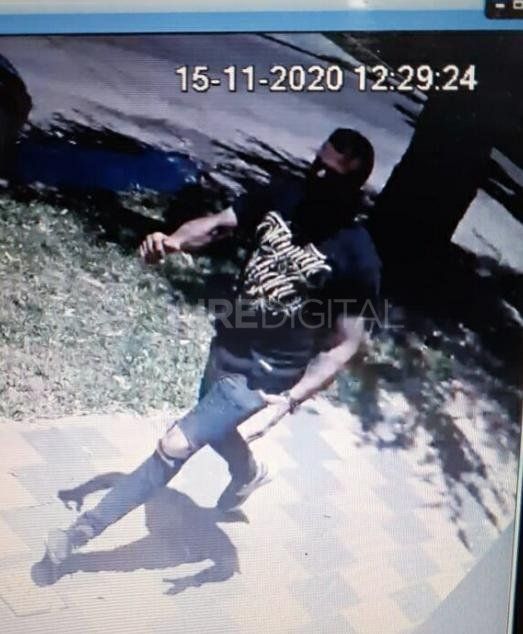 El ladrón tiene unos 30 años y quedó registrado por las cámaras de seguridad