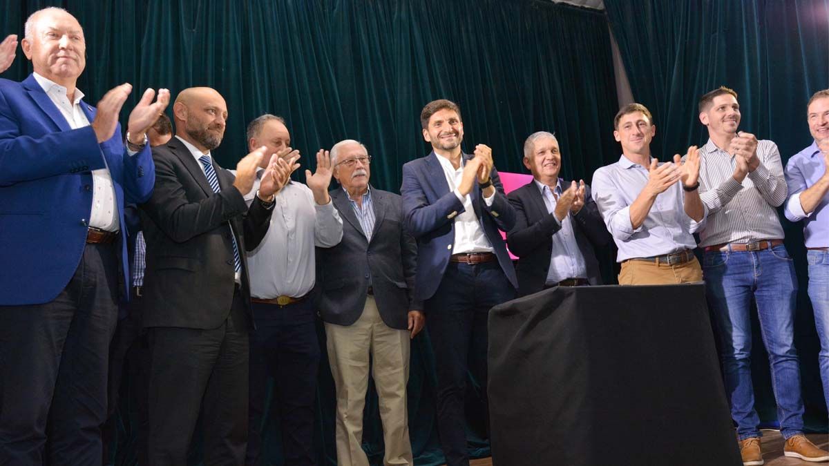 Autoridades provinciales y locales anuncian la semaforización de la zona Parque Industrial - Aeropuerto Internacional de Sauce Viejo en busca de una mejora en la seguridad vial en el área. Autoridades provinciales y locales anuncian la semaforización de la zona Parque Industrial - Aeropuerto Internacional de Sauce Viejo en busca de una mejora en la seguridad vial en el área.