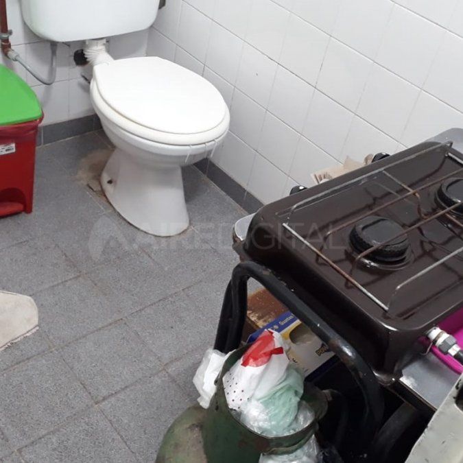 Barrio Las Delicias: en el centro de salud la cocina funciona dentro del baño