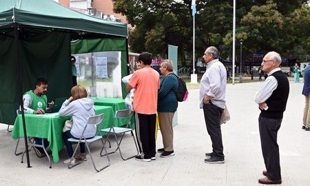El programa de inoculación gratuita continúa recorriendo distintos espacios públicos para atender a la población de riesgo y adultos mayores. El programa de inoculación gratuita continúa recorriendo distintos espacios públicos para atender a la población de riesgo y adultos mayores.