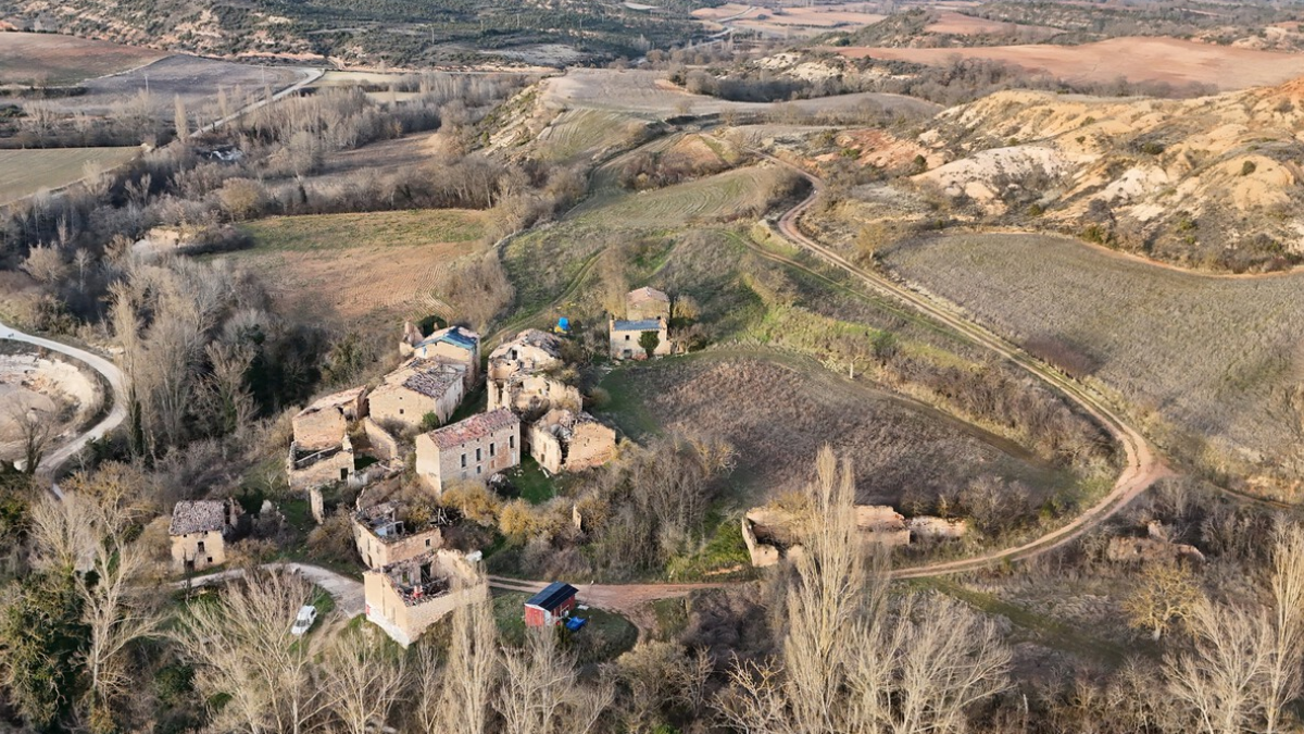 Las ruinas de Bárcena de Bureba, el escenario elegido para levantar una ecoaldea autosuficiente desde cero.