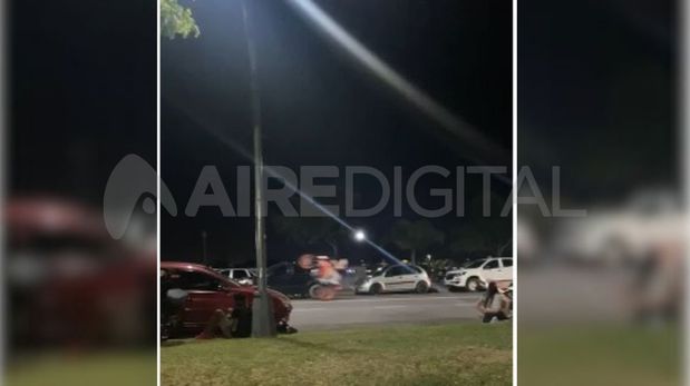 Costanera de Santa Fe: captura de un video de jóvenes haciendo piruetas en moto