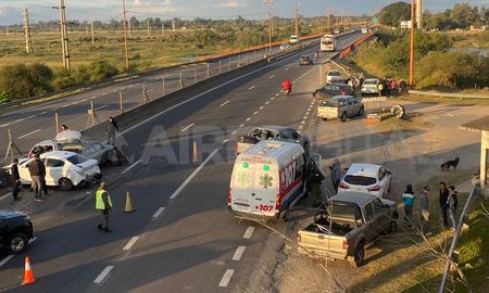 Un accidente múltiple tuvo como protagonistas a cuatro automóviles en la ruta nacional 168 a la altura de la bajada Di Stéfano. Un accidente múltiple tuvo como protagonistas a cuatro automóviles en la ruta nacional 168 a la altura de la bajada Di Stéfano.