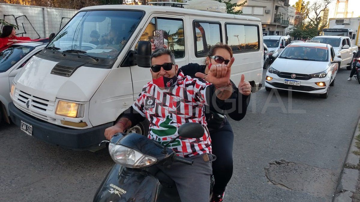 Dos hinchas posan para Aire de Santa Fe