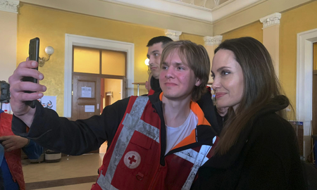 Angelina Jolie realizó una visita sorpresa a Ucrania y conversa con desplazados en Lviv Angelina Jolie realizó una visita sorpresa a Ucrania y conversa con desplazados en Lviv