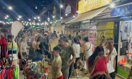 Una gran cantidad de gente se acercó durante el domingo por La noche de las compras en Aristóbulo del Valle, previo a la Navidad. Una gran cantidad de gente se acercó durante el domingo por La noche de las compras en Aristóbulo del Valle, previo a la Navidad.