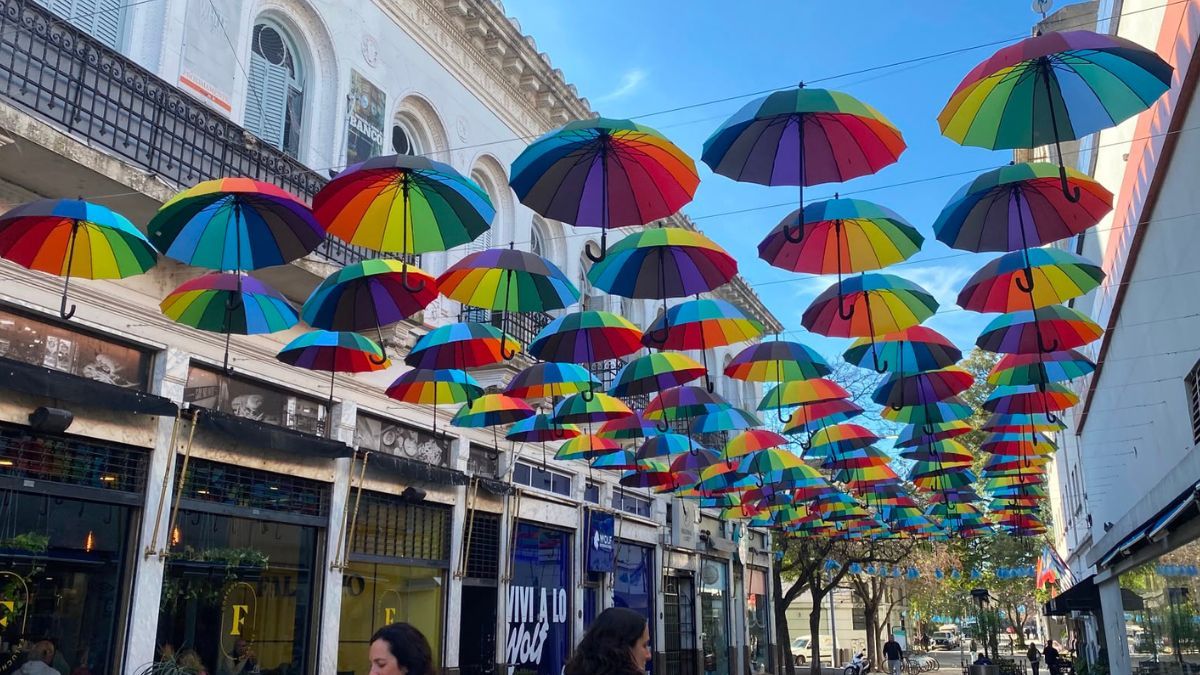 La peatonal San Martín estrenó un techo de paraguas de colores.