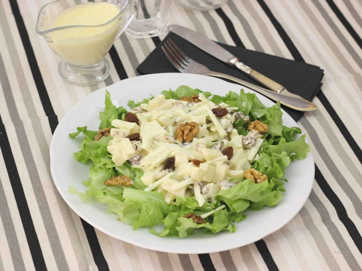 La ensalada Waldorf es ideal para hacer en casa en los días de calor, ya que combina sabores únicos y es fresca. La ensalada Waldorf es ideal para hacer en casa en los días de calor, ya que combina sabores únicos y es fresca.