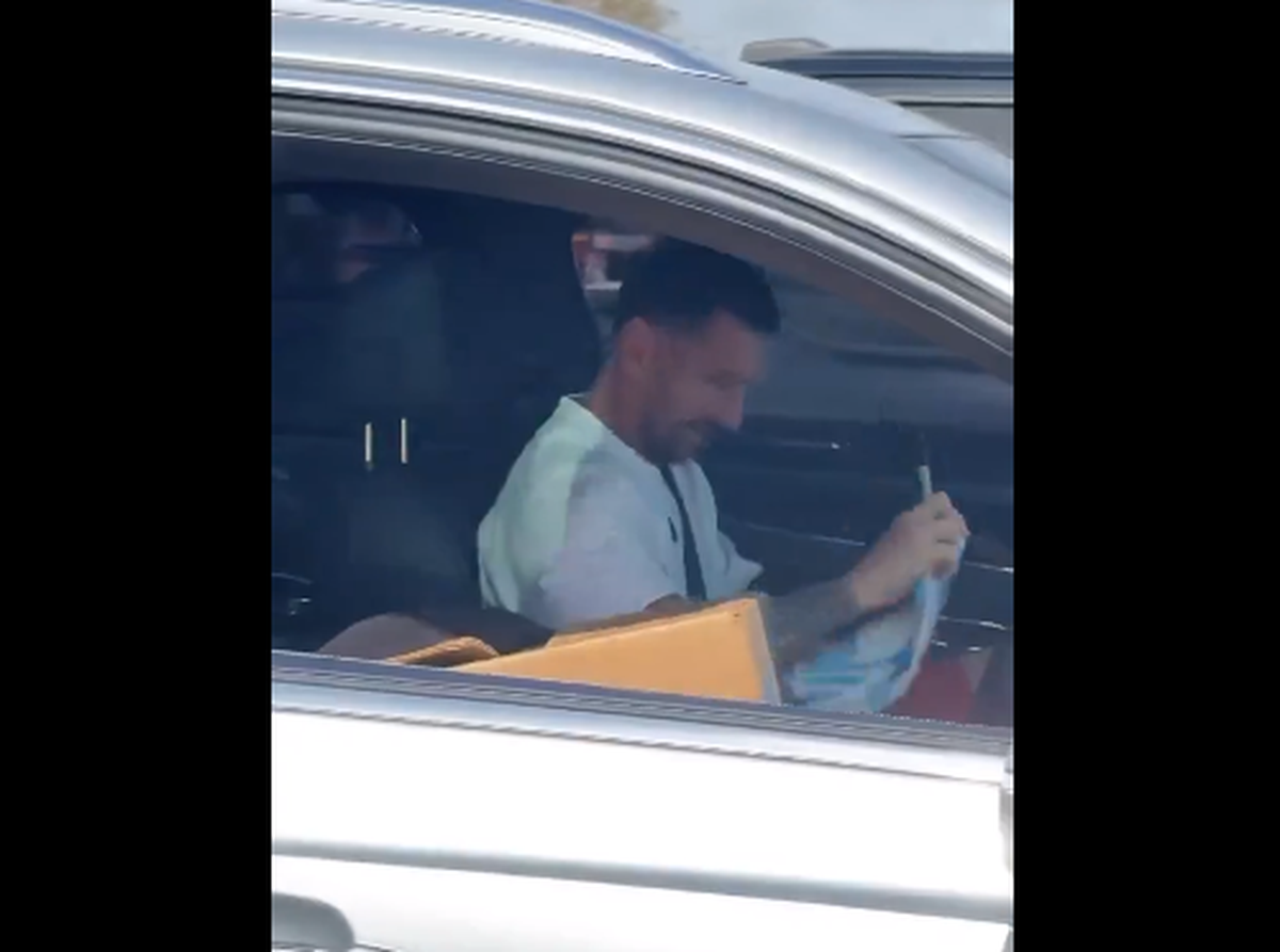 Lionel Messi firmando la camiseta en un semáforo. Lionel Messi firmando la camiseta en un semáforo.