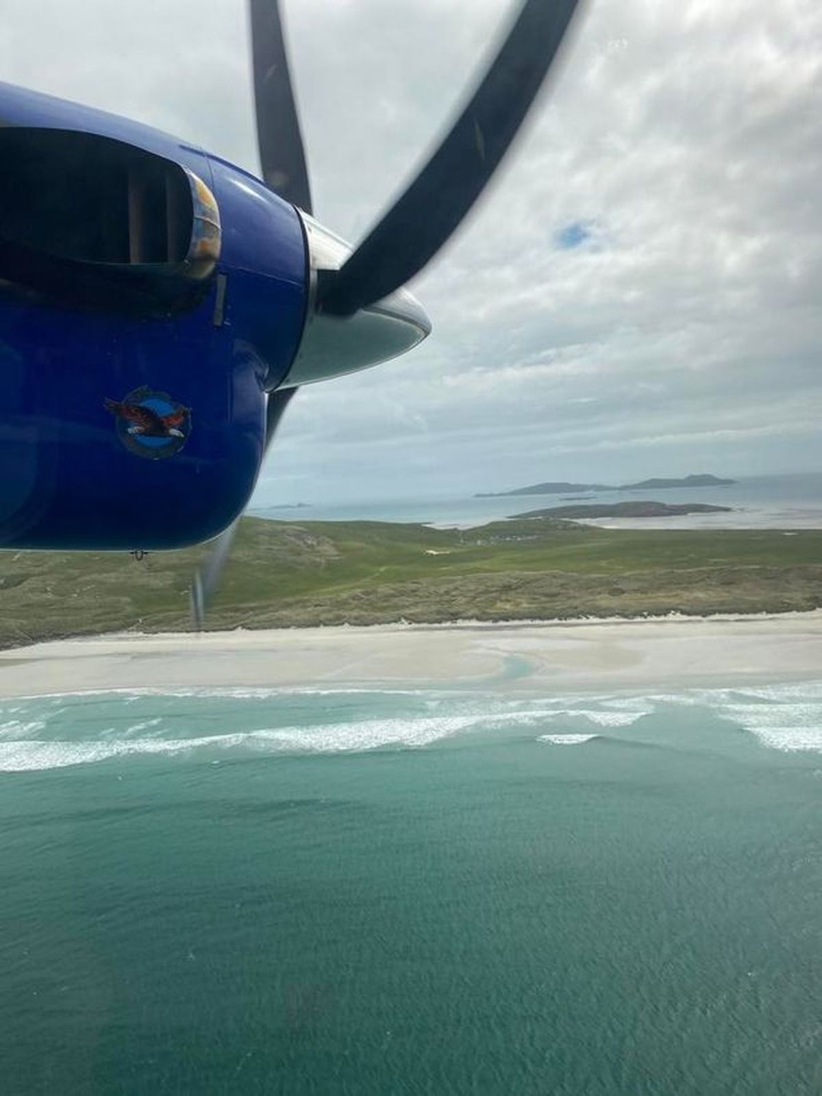 Vista de la playa de Barra (al fondo de la imagen) desde la cabina de un DHC-6 Twin Otter, poco antes de iniciar la aproximación final hacia la misma. En este caso, el avión aterrizará en la “pista” 07-25, una de las tres con las que cuenta este aeropuerto.