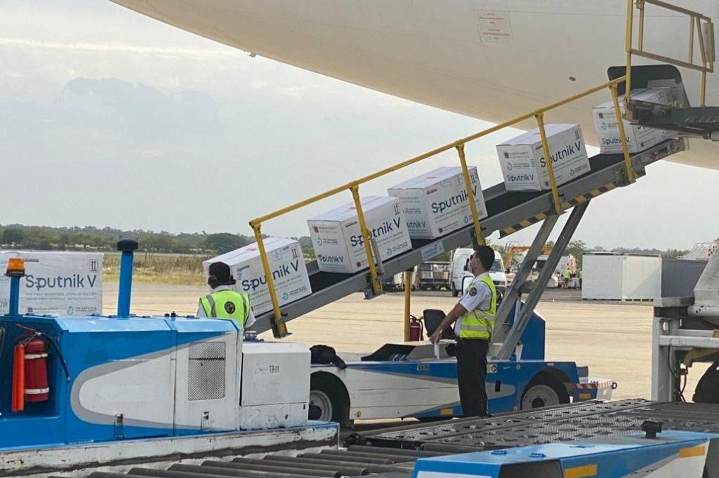 El avión trajo 370 mil dosis del componente 1 de la vacuna la Sputnik V.