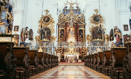 Una pareja tuvo sexo en un altar, viralizó un video porno y recibió una dura sanción Una pareja tuvo sexo en un altar, viralizó un video porno y recibió una dura sanción