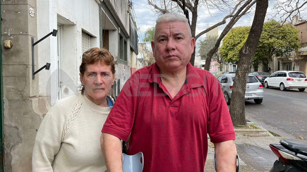 Mauro Gentile -tío del joven asesinado en Santo Tomé- junto a Sandra