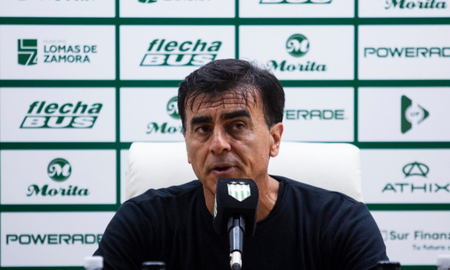 Gustavo Quinteros, DT de Vélez: Tratamos de separar esta situación para que no perjudique la parte deportiva. Gustavo Quinteros, DT de Vélez: Tratamos de separar esta situación para que no perjudique la parte deportiva.