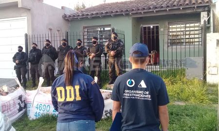 Los allanamientos los llevó a cabo el personal del Organismo de Investigaciones junto con agentes de la DDI bonaerense más fuerzas de irrupción. Los allanamientos los llevó a cabo el personal del Organismo de Investigaciones junto con agentes de la DDI bonaerense más fuerzas de irrupción.