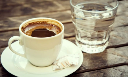 El misterio revelado: por qué se sirve el café acompañado con un pequeño vaso de agua El misterio revelado: por qué se sirve el café acompañado con un pequeño vaso de agua