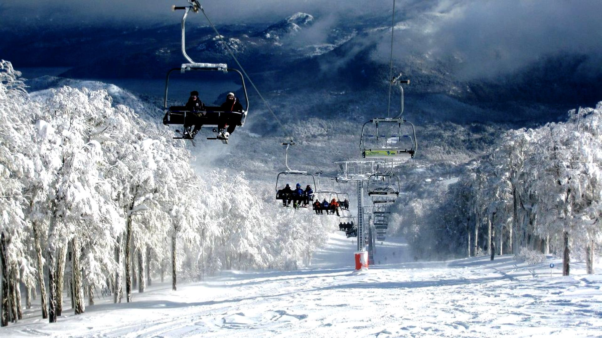 En la temporada de invierno el Cerro Catedral se transforma en un emblema de la ciudad, puesto a que se tiñe de blanco y son miles los turistas que deciden subir hacia la cima. En la temporada de invierno el Cerro Catedral se transforma en un emblema de la ciudad, puesto a que se tiñe de blanco y son miles los turistas que deciden subir hacia la cima.