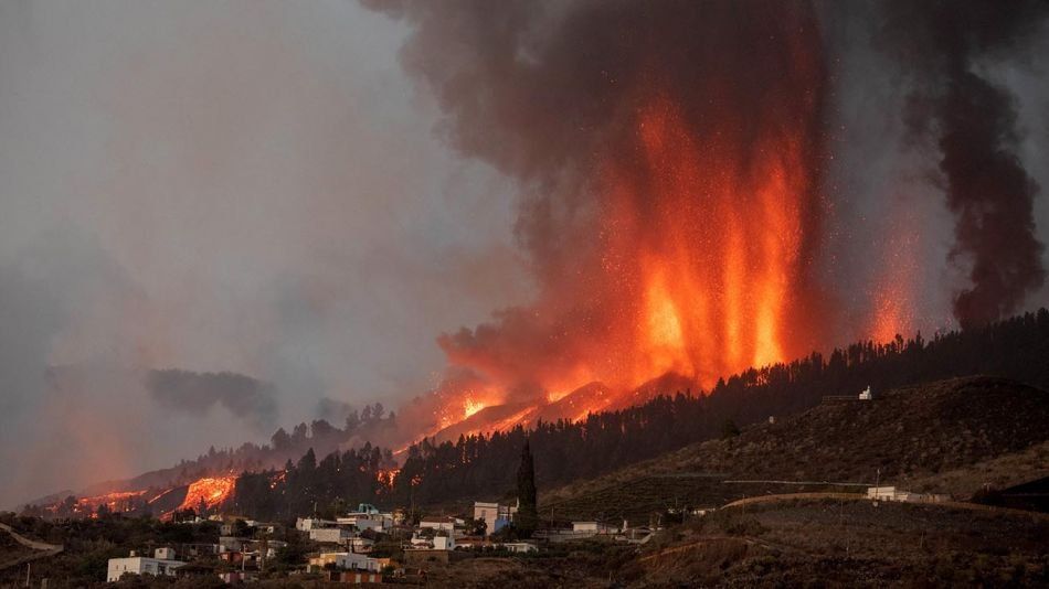 El encuentro del magma ardiente con el mar -inicialmente previsto para el lunes por la noche, pero atrasado por el menor ritmo del descenso- puede generar explosiones, olas de agua hirviendo o incluso nubes tóxicas.