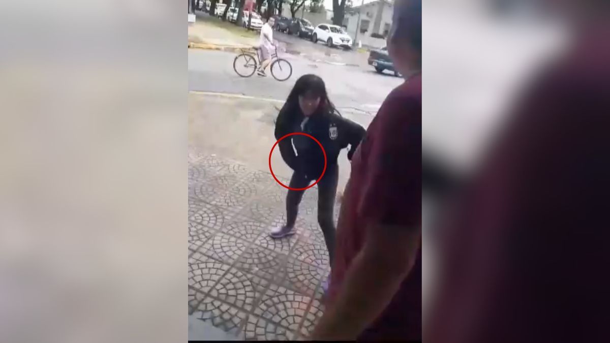 La mujer atacó al dueño del local.