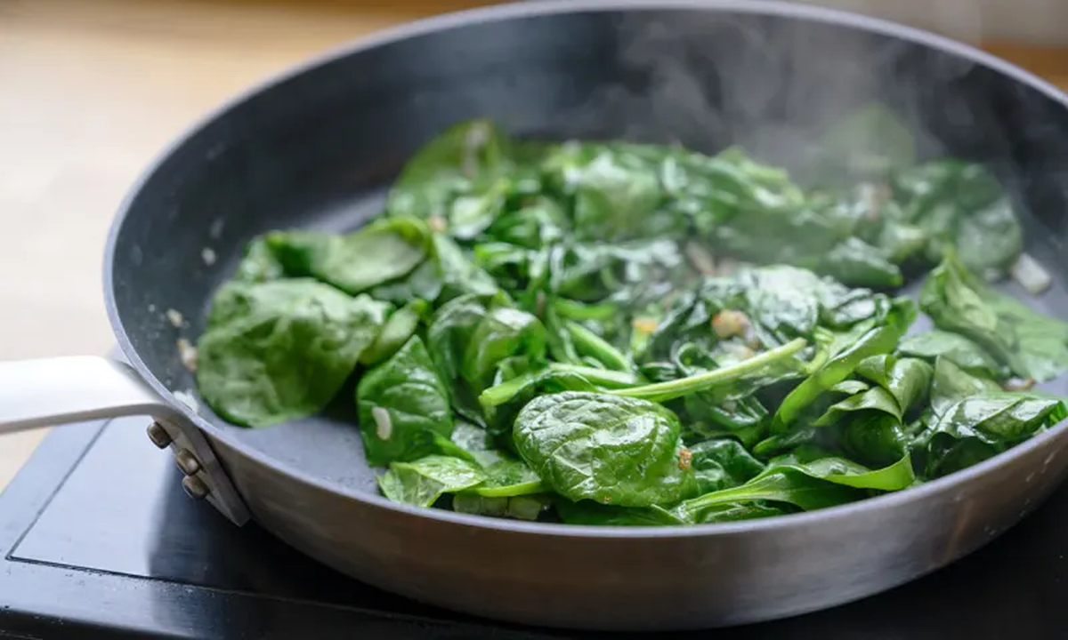 La espinaca salteada es una gran base para muchísimas recetas. La espinaca salteada es una gran base para muchísimas recetas.