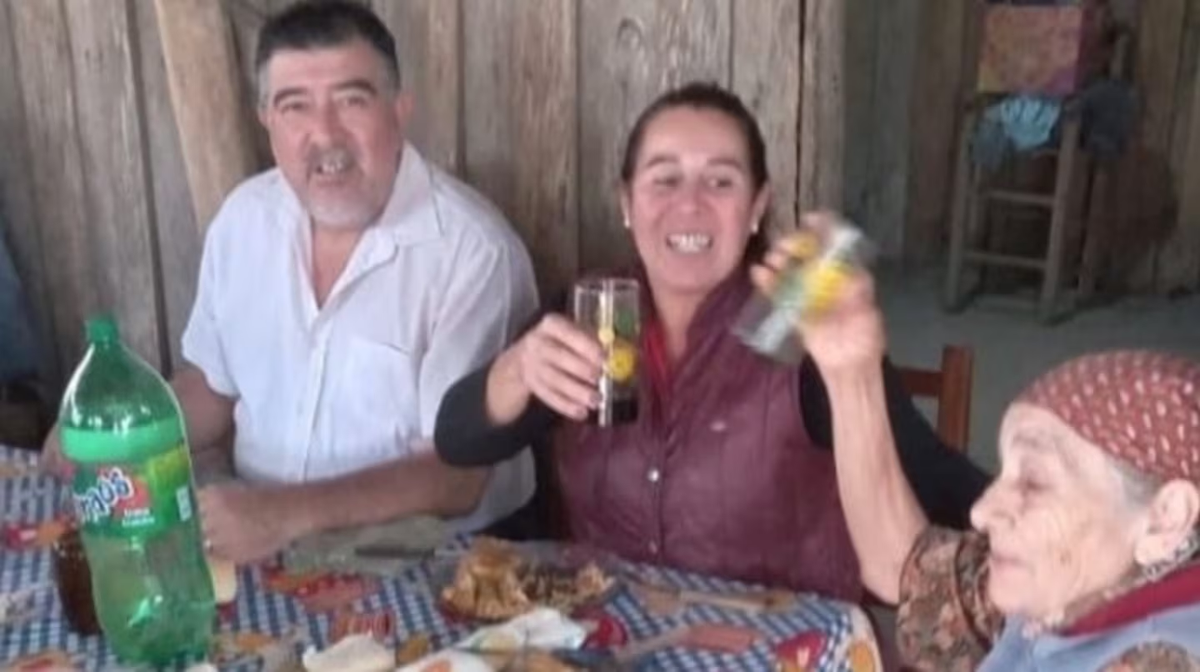 Se conoció una nueva foto de aquel fatídico almuerzo en el que desapareció Loan Peña. Se conoció una nueva foto de aquel fatídico almuerzo en el que desapareció Loan Peña.