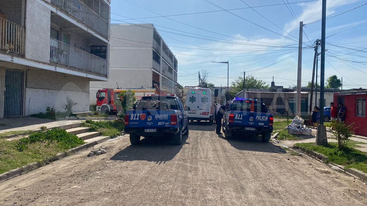 Con una escalera, los bomberos ayudaron a salir los integrantes de una familia que habían quedado atrapados.