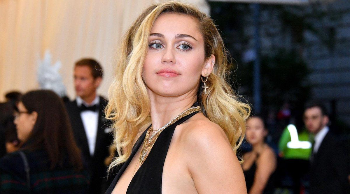 El sensual baile navideño de Miley Cirus