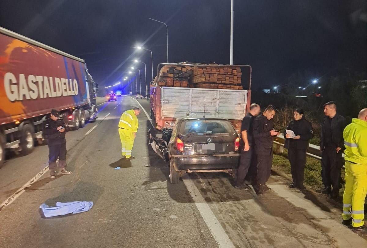 El auto impactó contra la parte trasera del camión que trasladaba madera. El auto impactó contra la parte trasera del camión que trasladaba madera.