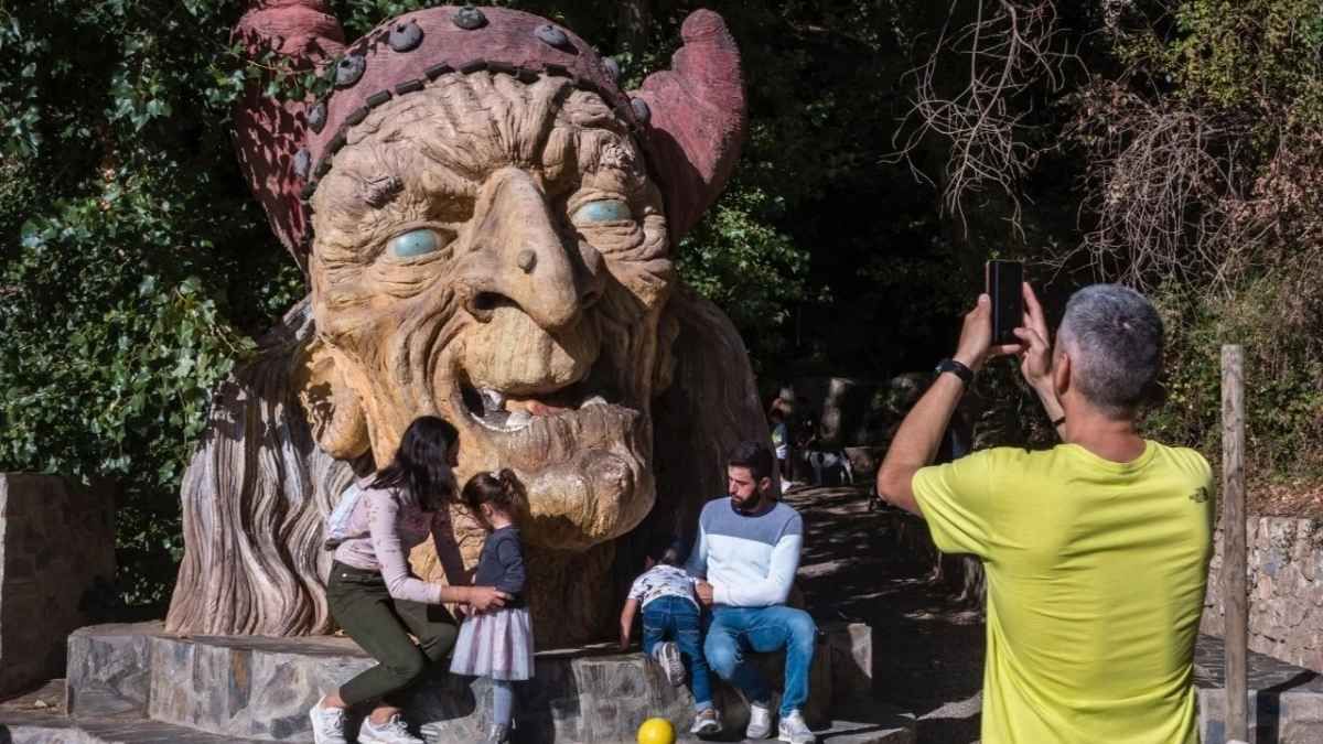 La imponente cabeza de la bruja Baba Yaga es una de las paradas obligatorias para los turistas que buscan el lado más oscuro de la Alpujarra. La imponente cabeza de la bruja Baba Yaga es una de las paradas obligatorias para los turistas que buscan el lado más oscuro de la Alpujarra.