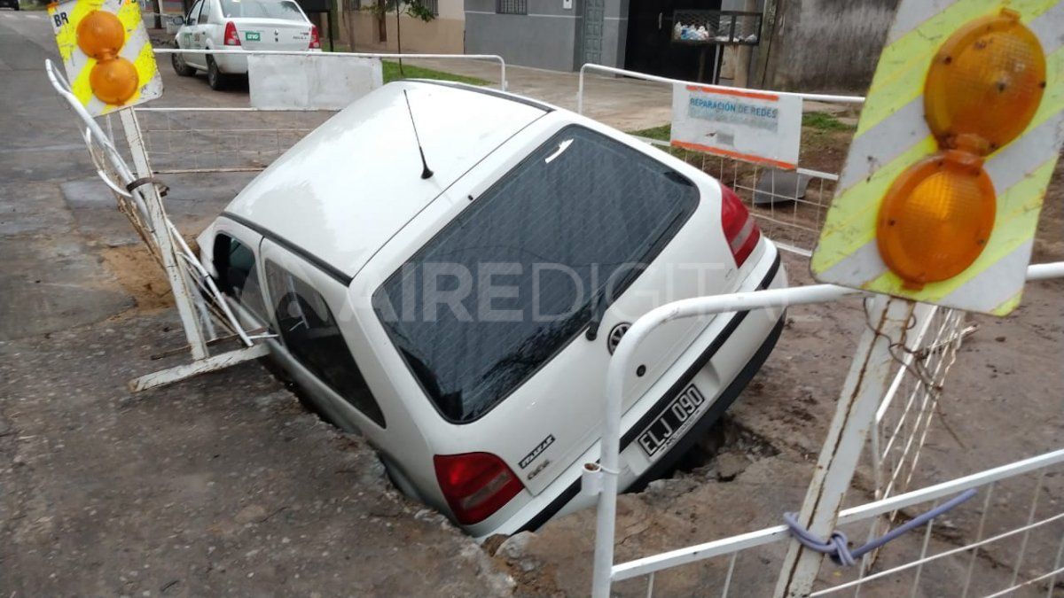 Un Volkswagen Gol cayó en un pozo señalizado por un corralito de Aguas Santafesinas.&nbsp;