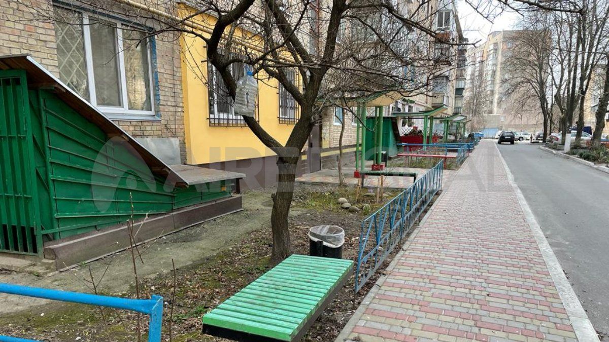 Así se ve el ingreso al sótano donde se refugia una familia en Ucrania en plena guerra con Rusia.