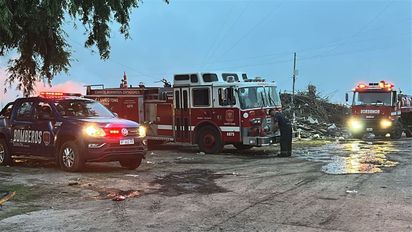 Seis dotaciones de bomberos trabajaron en un incendio en inmediaciones del cementerio de Sauce Viejo