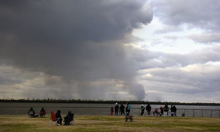 Desde cada punto de la ciudad de Rosario, pueden observarse las densas columnas de humo que se elevan desde las islas del Paraná. Desde cada punto de la ciudad de Rosario, pueden observarse las densas columnas de humo que se elevan desde las islas del Paraná.
