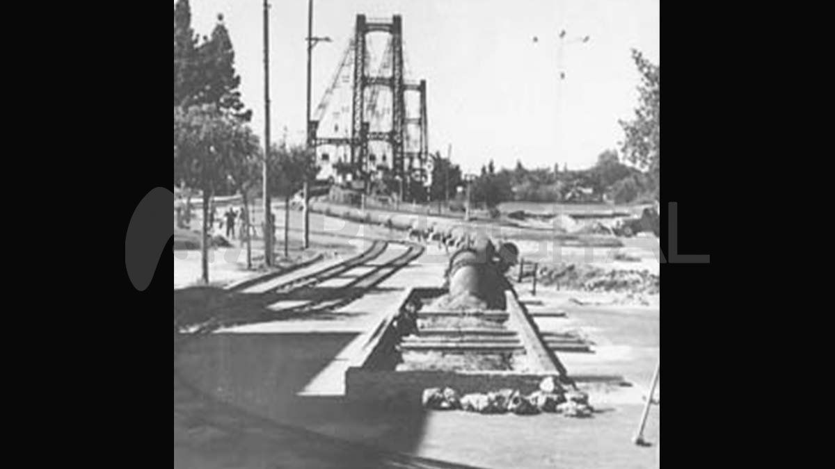 El Ing. Segundo Cabral dispuso que sobre la plataforma de tránsito del Puente Colgante se armara una cañería terrestre uniendo sus extremos a la red de Obras Sanitarias, asegurando la provisión de agua a la ciudad de Santa Fe en la emergencia.