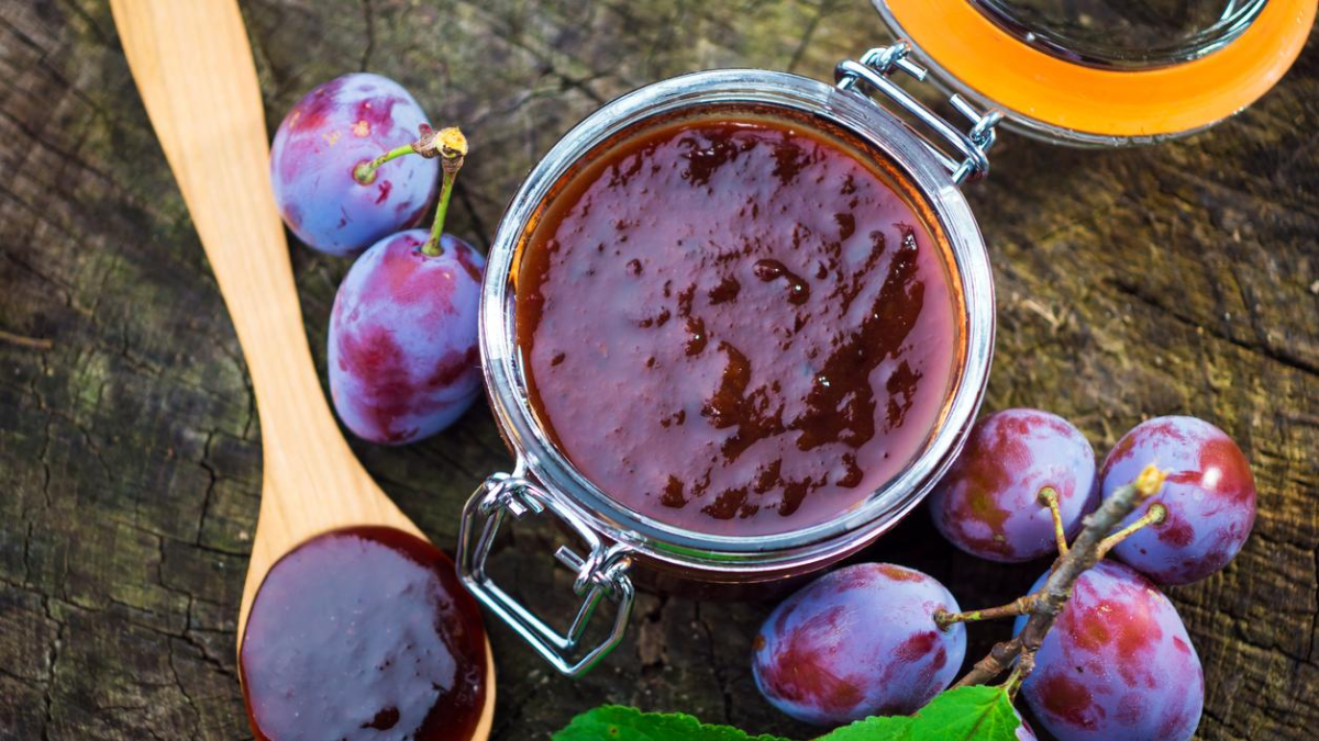 Cómo hacer mermelada de ciruela en casa: la receta más sencilla y económica