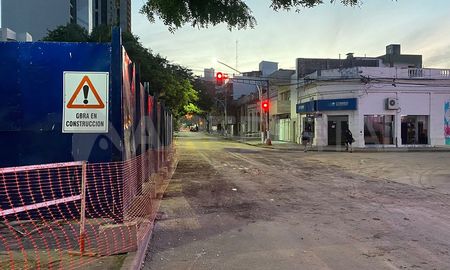Desde hace poco más de dos semanas, la circulación estaba cortada debido a los trabajos que realiza personal de la empresa Aguas Santafesinas (ASSA) en el socavón de 9 de Julio y Bulevar. Desde hace poco más de dos semanas, la circulación estaba cortada debido a los trabajos que realiza personal de la empresa Aguas Santafesinas (ASSA) en el socavón de 9 de Julio y Bulevar.