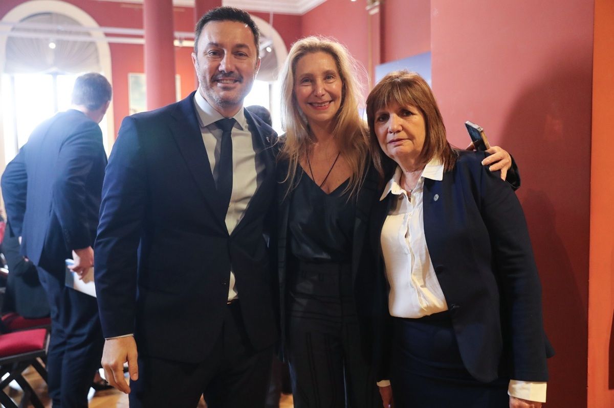 Karina Milei junto a los ministros Luis Petri y Patricia Bullrich, diputados electos por Mendoza y Ciudad de Buenos Aires, respectivamente. Karina Milei junto a los ministros Luis Petri y Patricia Bullrich, diputados electos por Mendoza y Ciudad de Buenos Aires, respectivamente.