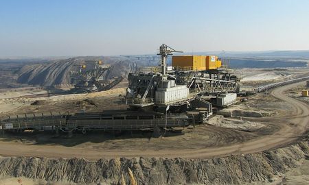 La megaminería es una forma de industria minera a gran escala, que conlleva la explotación de grandes espacios y recursos. La megaminería es una forma de industria minera a gran escala, que conlleva la explotación de grandes espacios y recursos.