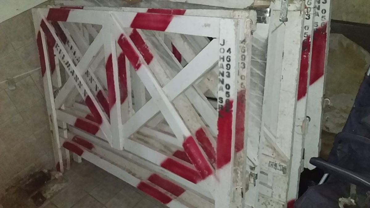 Las vallas de seguridad vial que descartaron los jóvenes en fuga.