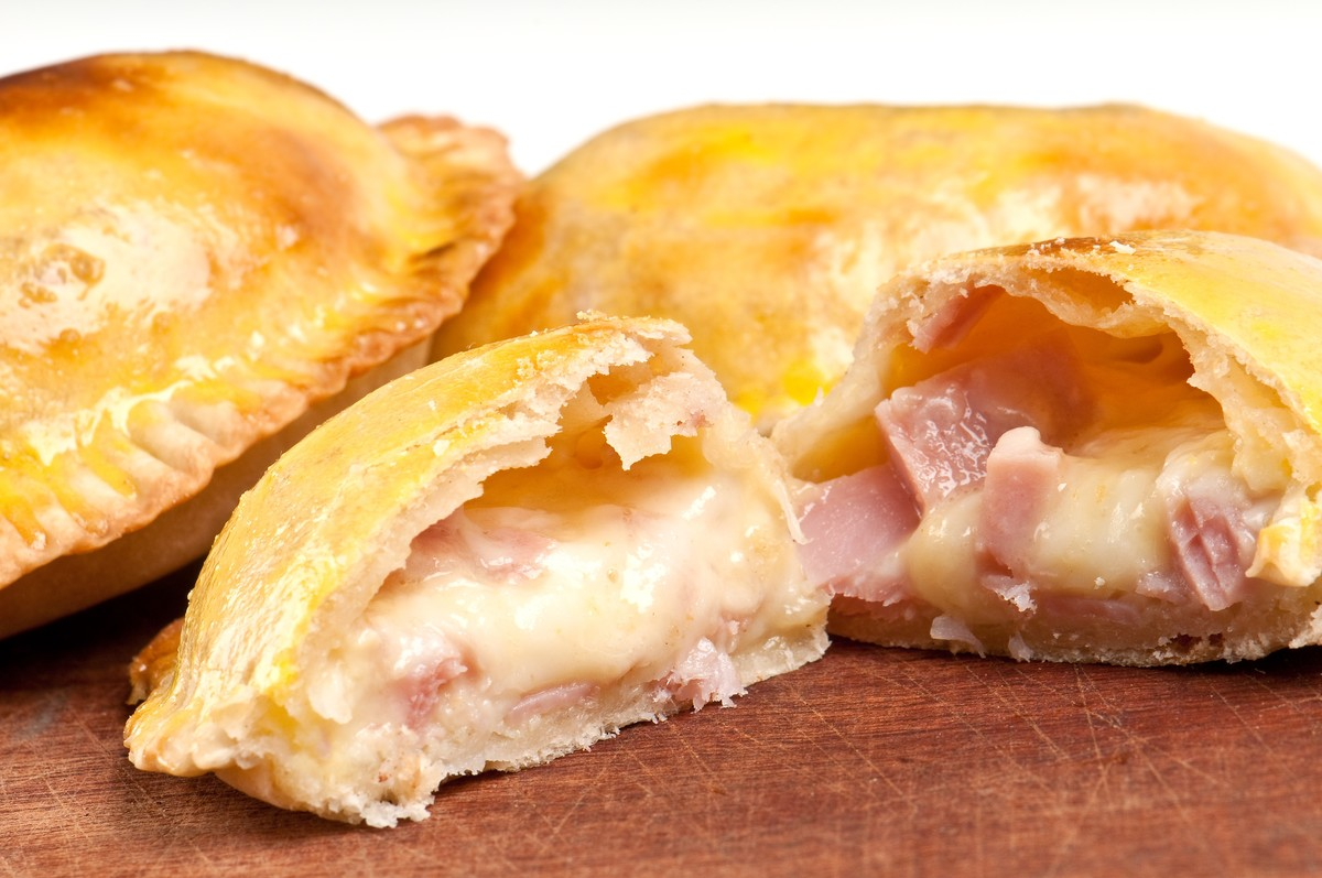 Las empanadas de jamón, queso y cebolla son una excelente opción para disfrutar en la cena. Las empanadas de jamón, queso y cebolla son una excelente opción para disfrutar en la cena.